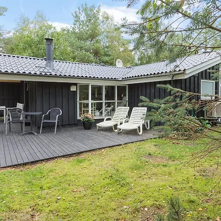 Three-bedroom Holiday In * Hals